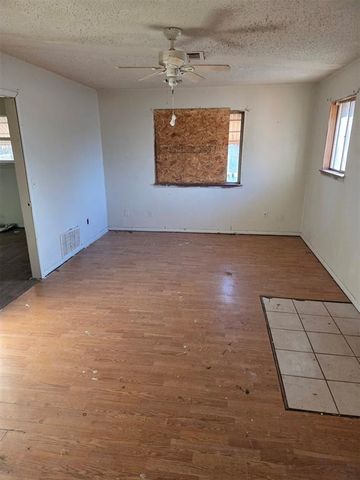 936 SW 2nd Street, Moore, OK 73160