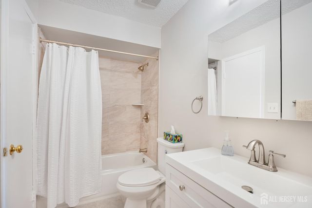 124 Park Gate Drive, Edison, NJ 08820