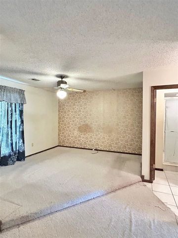 709 SW Chaucer Cir, Lawton, OK 73505