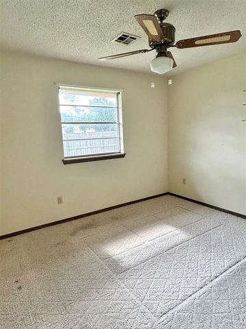 709 SW Chaucer Cir, Lawton, OK 73505