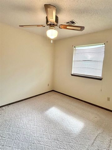 709 SW Chaucer Cir, Lawton, OK 73505