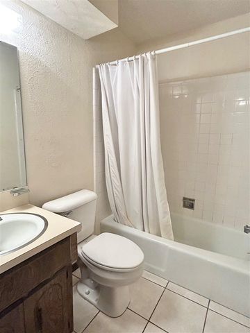 709 SW Chaucer Cir, Lawton, OK 73505