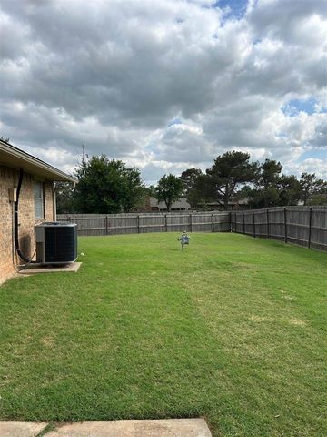 709 SW Chaucer Cir, Lawton, OK 73505