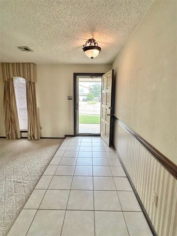 709 SW Chaucer Cir, Lawton, OK 73505