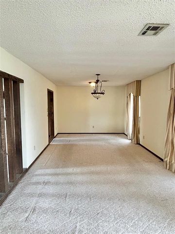 709 SW Chaucer Cir, Lawton, OK 73505