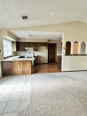 709 SW Chaucer Cir, Lawton, OK 73505