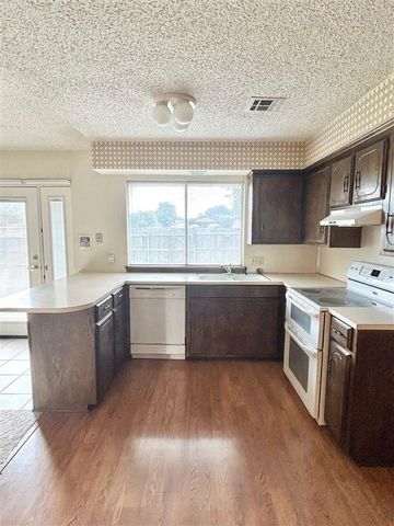 709 SW Chaucer Cir, Lawton, OK 73505