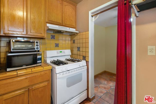 4713 Clinton Street, Los Angeles, CA 90004