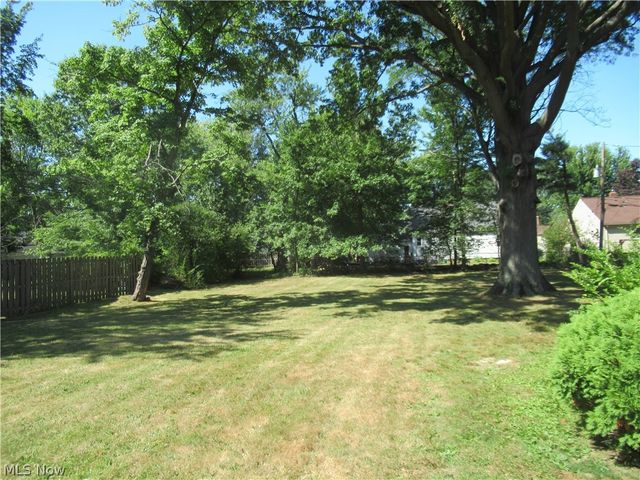 5095 Edenhurst Road, Lyndhurst, OH 44124
