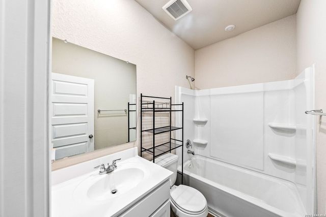 7663 Stud Dr., Elmendorf, TX 78112