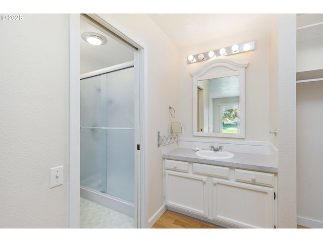10480 Sw HIGHLAND Dr, Portland, OR 97224