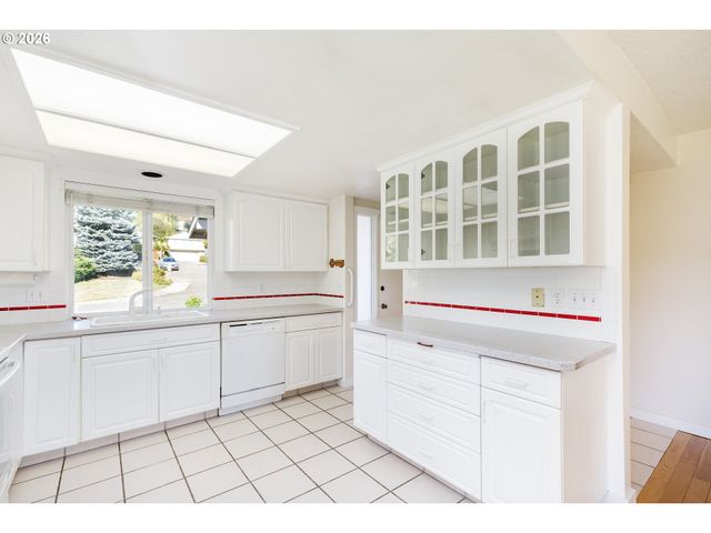 10480 Sw HIGHLAND Dr, Portland, OR 97224