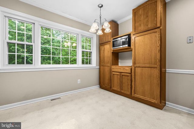 8016 LAKE DR, Manassas, VA 20111