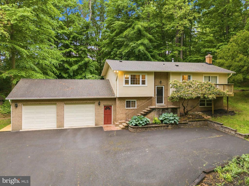 8016 LAKE DR, Manassas, VA 20111