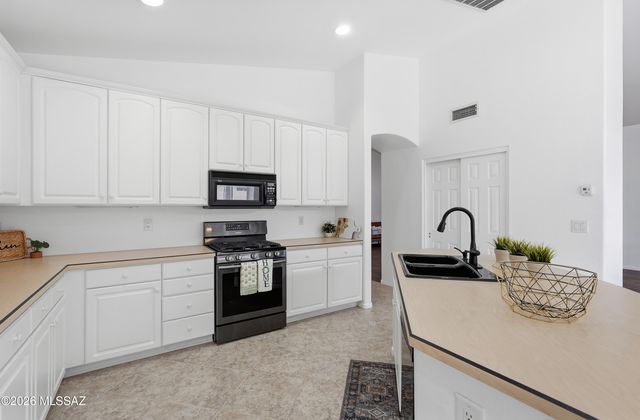 1563 N Rush Creek Court, Green Valley, AZ 85614