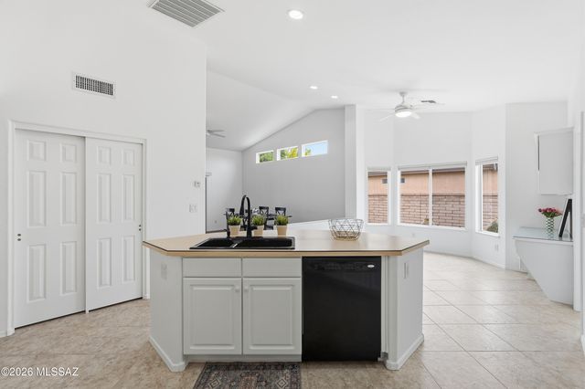 1563 N Rush Creek Court, Green Valley, AZ 85614