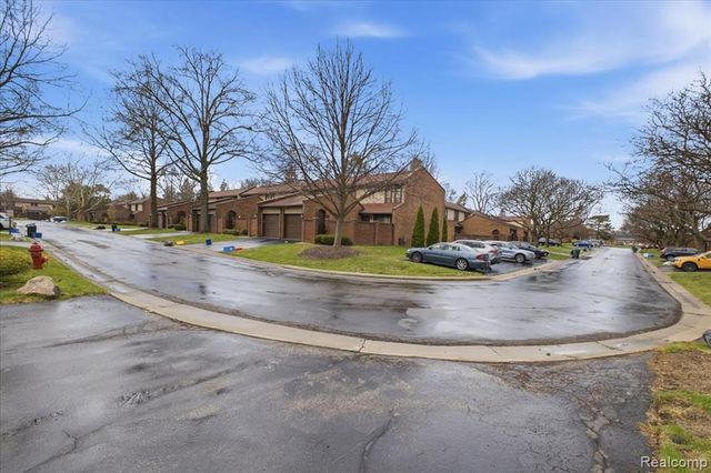 1097 Kirts Blvd A, Troy, MI 48084