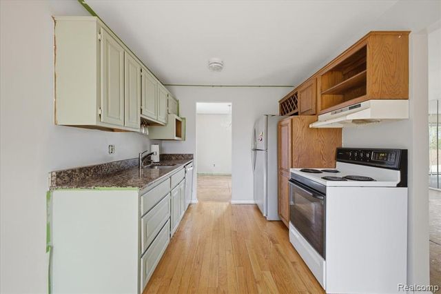 1097 Kirts Blvd A, Troy, MI 48084