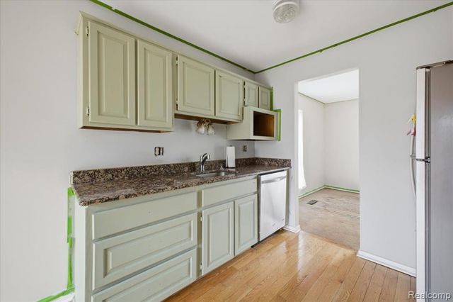 1097 Kirts Blvd A, Troy, MI 48084