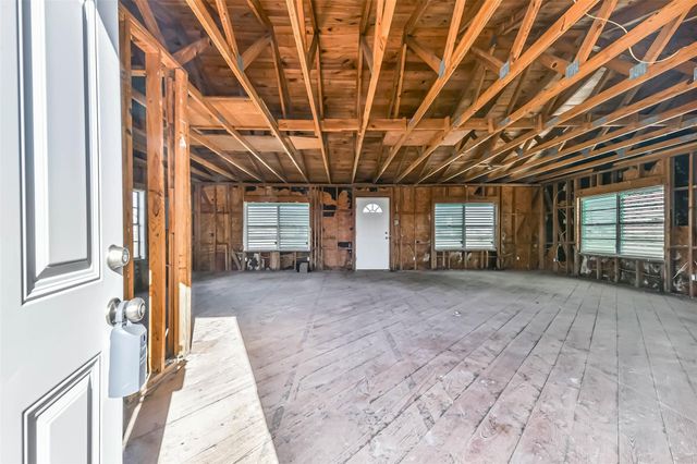 7016 E Hunter Drive, Hitchcock, TX 77563