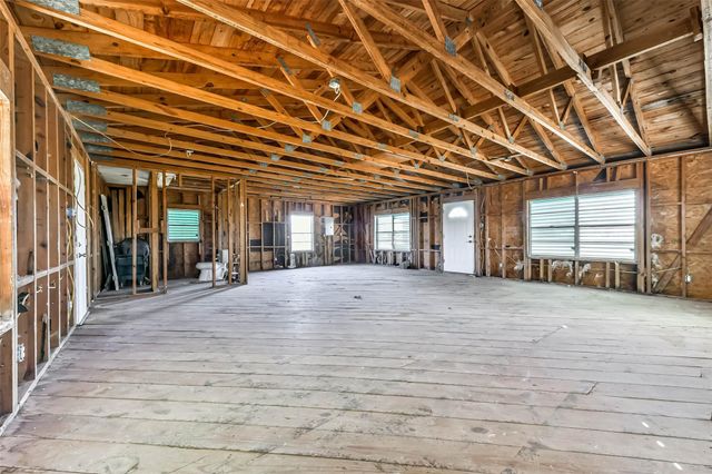 7016 E Hunter Drive, Hitchcock, TX 77563