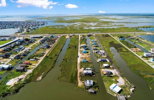 7016 E Hunter Drive, Hitchcock, TX 77563