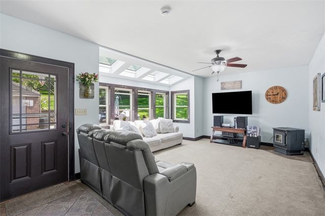 9 Speer Dr, Kennedy Twp, PA 15108
