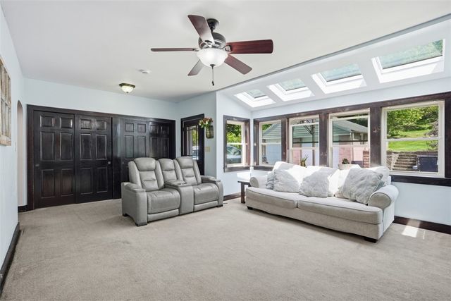 9 Speer Dr, Kennedy Twp, PA 15108