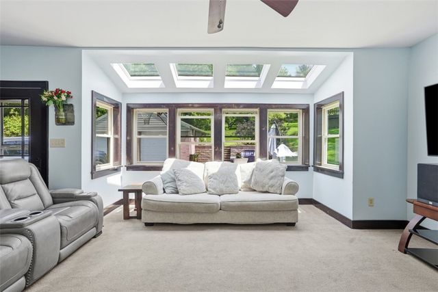 9 Speer Dr, Kennedy Twp, PA 15108