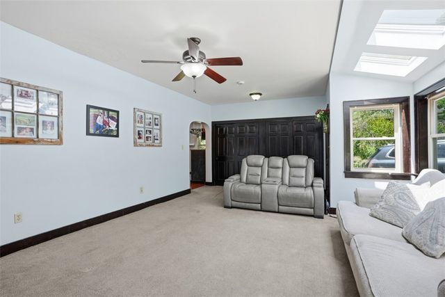 9 Speer Dr, Kennedy Twp, PA 15108