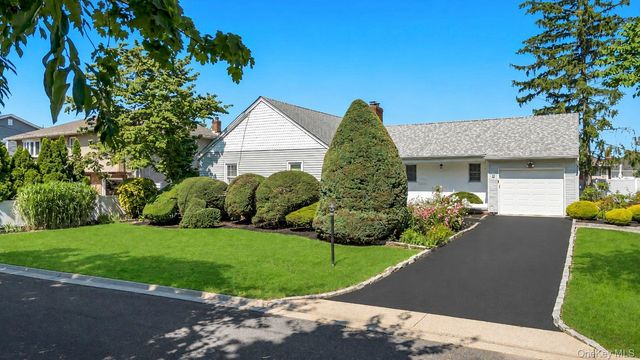 7 Albers Lane, Farmingdale, NY 11735