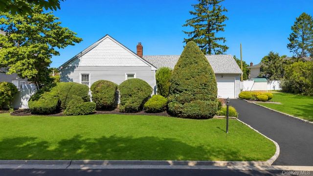 7 Albers Lane, Farmingdale, NY 11735