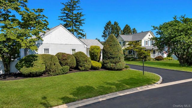 7 Albers Lane, Farmingdale, NY 11735