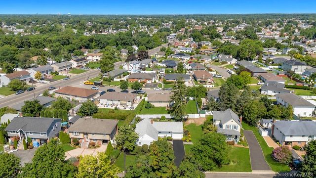 7 Albers Lane, Farmingdale, NY 11735