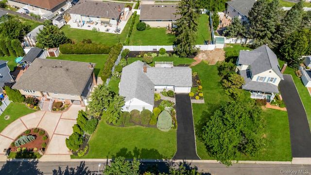 7 Albers Lane, Farmingdale, NY 11735
