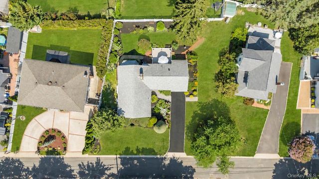 7 Albers Lane, Farmingdale, NY 11735