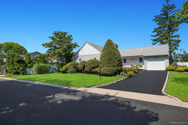 7 Albers Lane, Farmingdale, NY 11735
