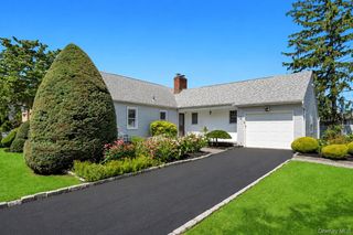 7 Albers Lane, Farmingdale, NY 11735