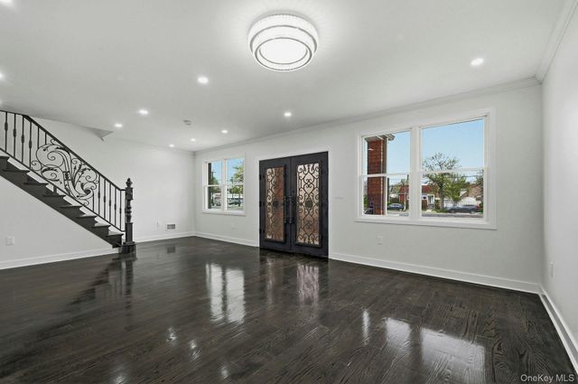 83-41 Little Neck Parkway, Glen Oaks, NY 11004