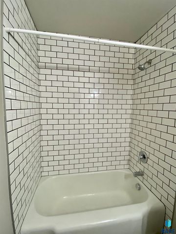 921 S Sherman Ave Avenue, Sioux Falls, SD 57104