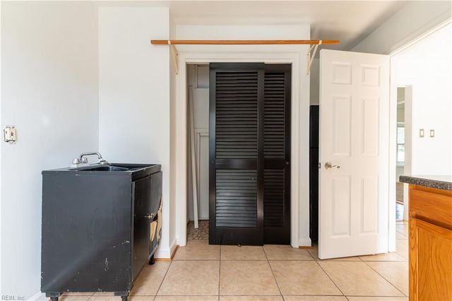 116 Twin Oaks DR, Hampton, VA 23666