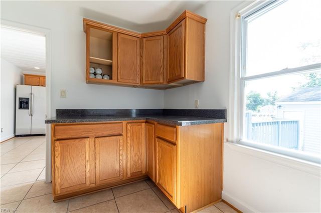 116 Twin Oaks DR, Hampton, VA 23666