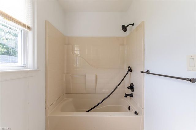116 Twin Oaks DR, Hampton, VA 23666