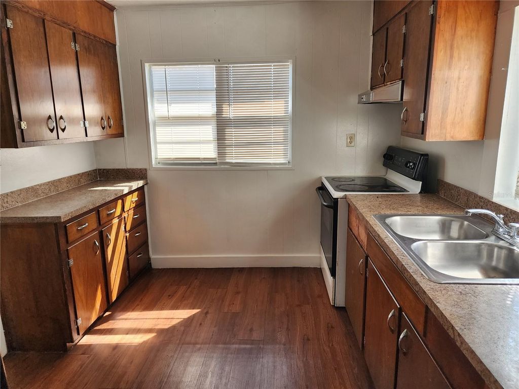 Image 11 of property listing at 1001 POWELL STREET, Plant City, FL 33563