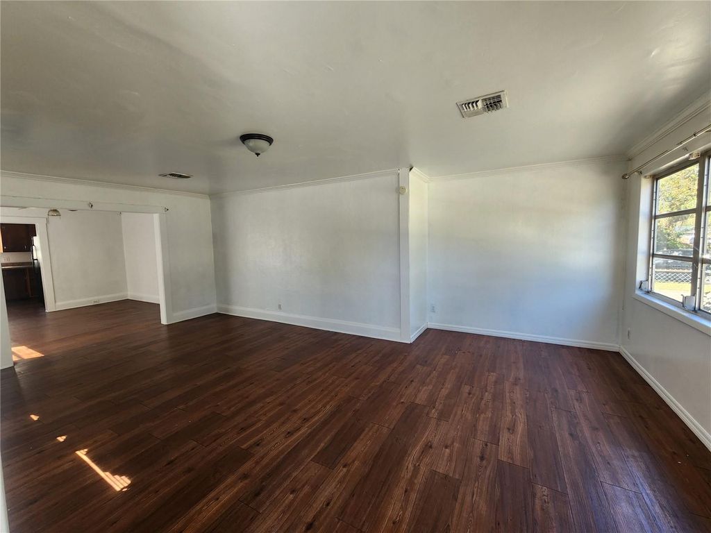 Image 4 of property listing at 1001 POWELL STREET, Plant City, FL 33563