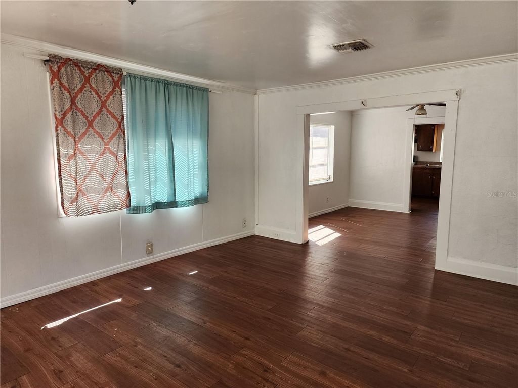 Image 6 of property listing at 1001 POWELL STREET, Plant City, FL 33563