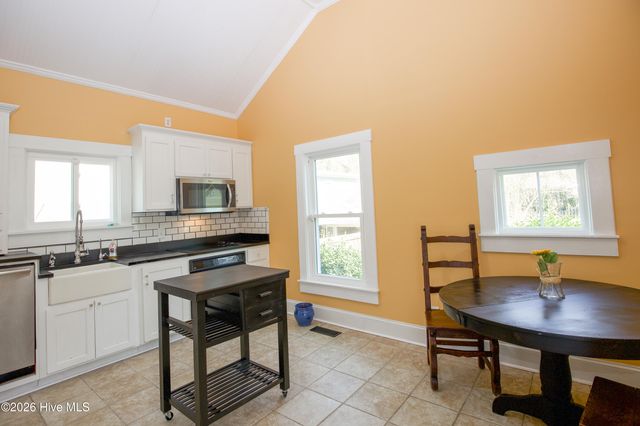 225 E Vermont Avenue, Southern Pines, NC 28387