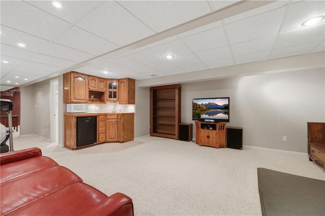 2016 NE WATERFIELD Drive, Blue Springs, MO 64014