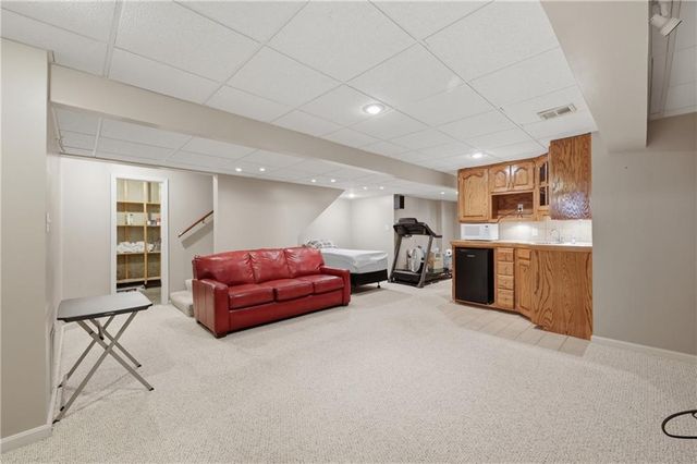 2016 NE WATERFIELD Drive, Blue Springs, MO 64014