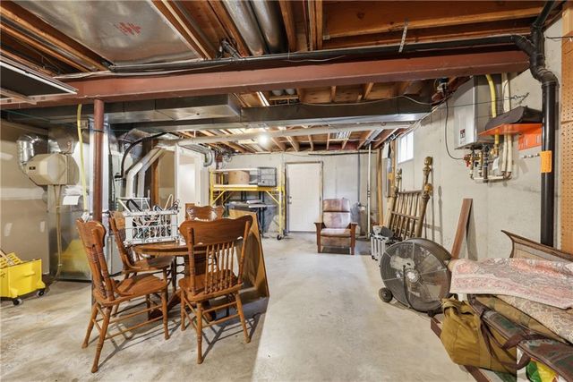 2016 NE WATERFIELD Drive, Blue Springs, MO 64014